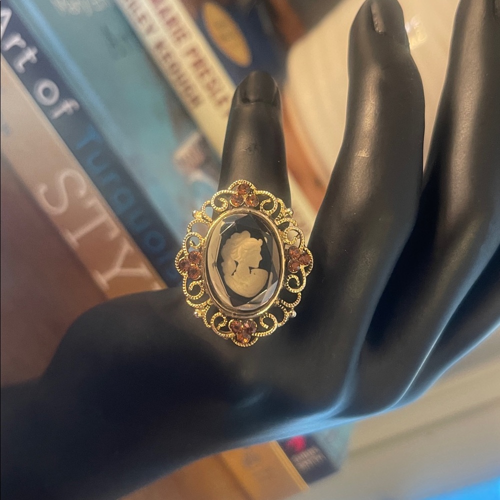 Vintage cameo adjustable ring